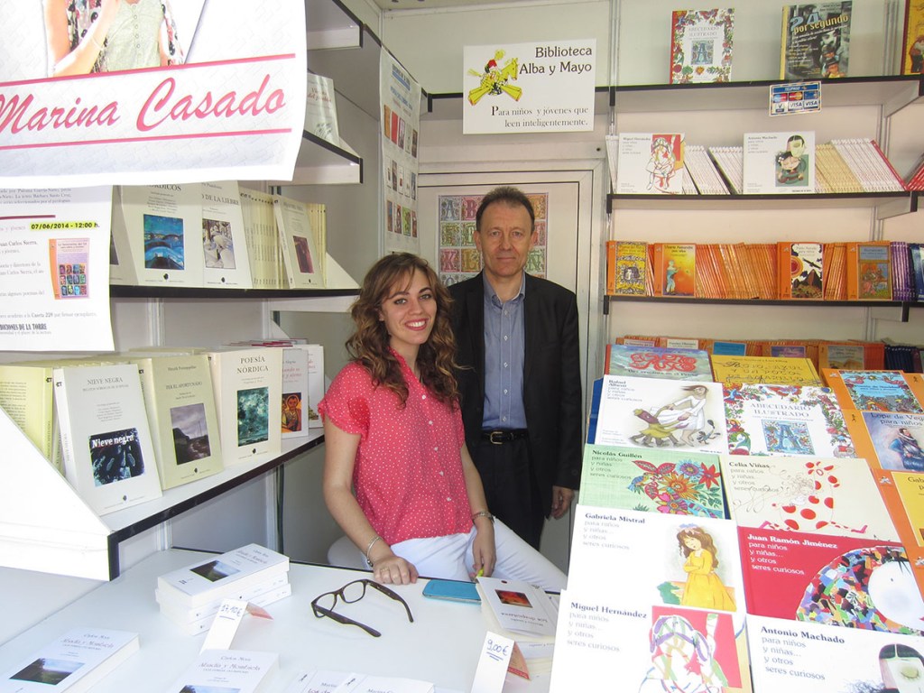Firmando "Los despertares" en la Feria del Libro de Madrid 2014. Con el escritor Carlos Mora