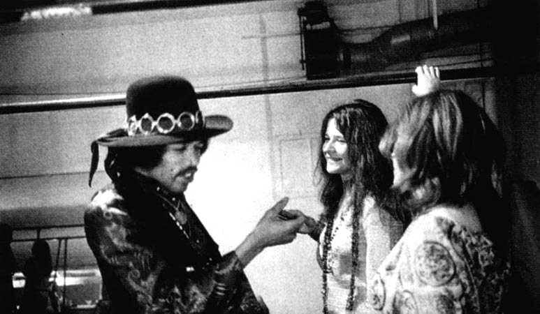 Jimi Hendrix con Janis Joplin y una tercera persona de espaldas