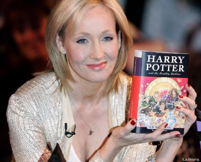 La escritora británica J. K. Rowling