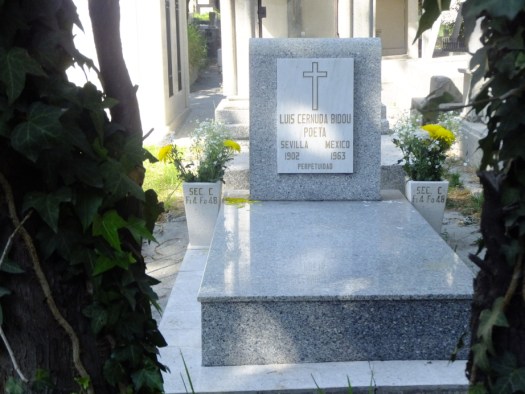 Tumba de Luis Cernuda en el Panteón Jardín de Ciudad de México