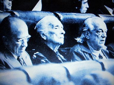 Rafael Alberti junto a Dolores Ibárruri, "La Pasionaria", como diputado del PC por Cádiz en las primeras Cortes democráticas españolas desde la Transición, en  1977