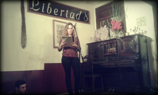 Recitando en el café madrileño Libertad 8