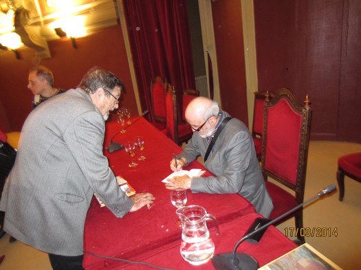 El autor, Ch. Abada, firmando ejemplares de su obra al concluir el acto