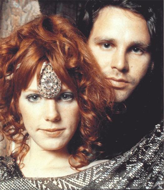 Pamela Courson y Jim Morrison posando en Themis en 1970
