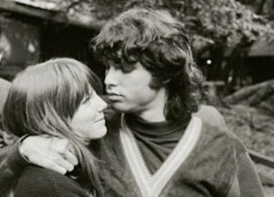Pamela Courson y Jim Morrison en los años sesenta