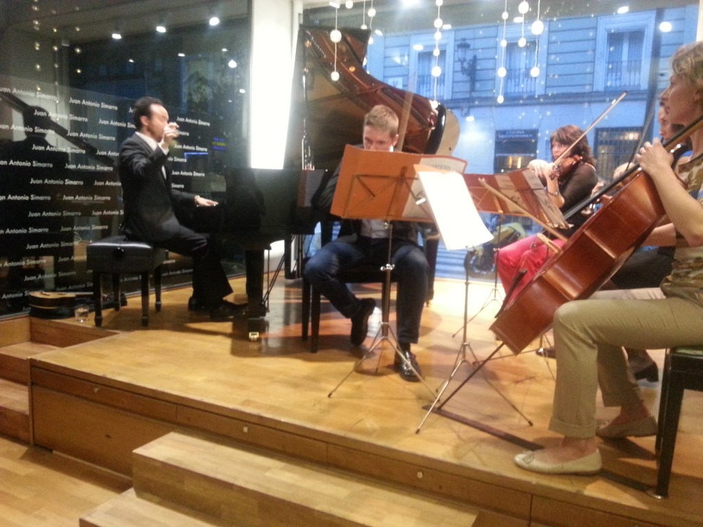 Juan Antonio Simarro y el Cuarteto Pergolesi en la tienda de instrumentos  Hazen