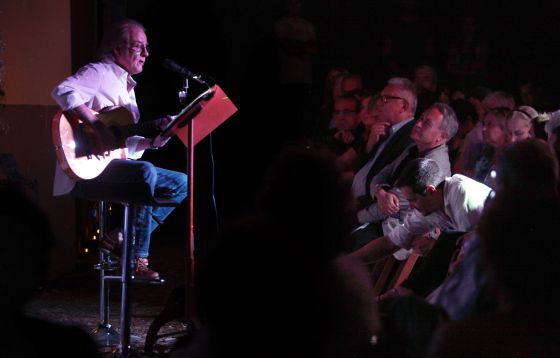Luis Eduardo Aute cantando en el jardín de la casa de Velintonia 3. Foto de El País