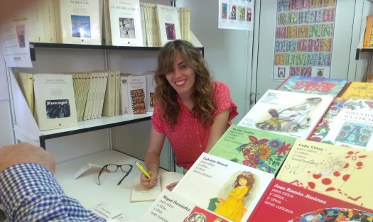 Firmando "Los despertares" en la Feria del Libro de Madrid 2014