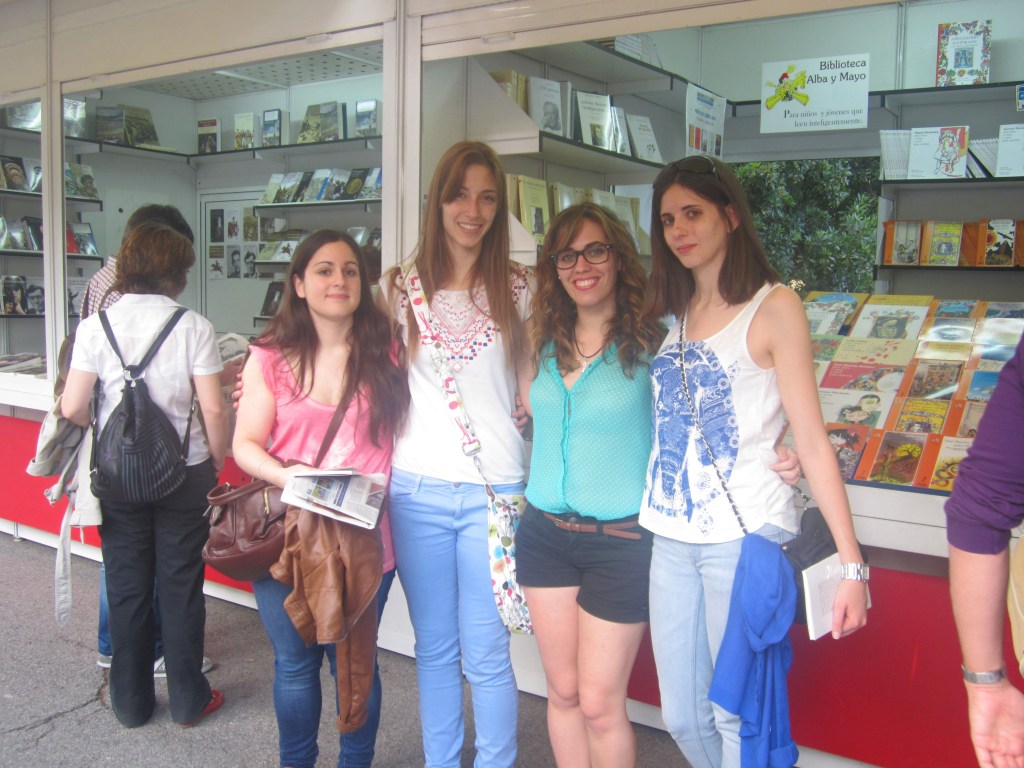 Firmando "Los despertares" en la Feria del Libro de Madrid 2014