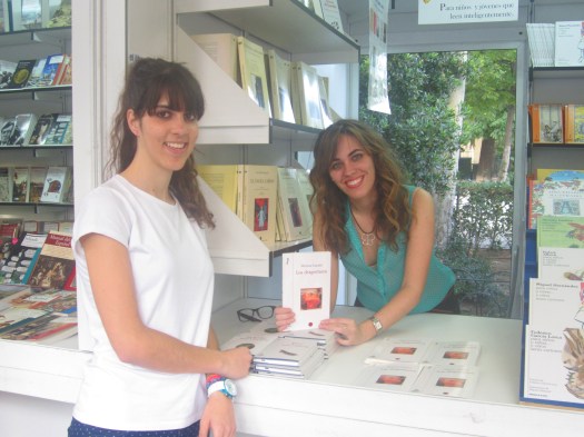 Firmando "Los despertares" en la Feria del Libro de Madrid 2014
