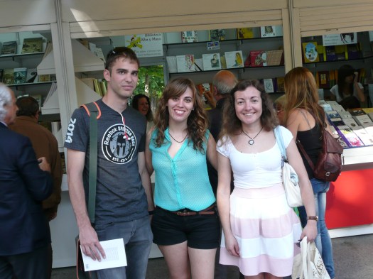 Firmando "Los despertares" en la Feria del Libro de Madrid 2014