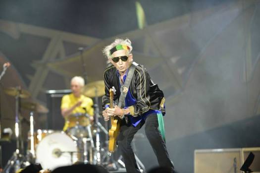 Keith Richards durante el concierto. De fondo, Charlie Watts a la batería