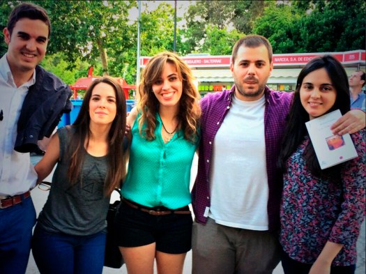 Firmando "Los despertares" en la Feria del Libro de Madrid 2014