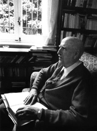 Vicente Aleixandre en su salón, años ochenta