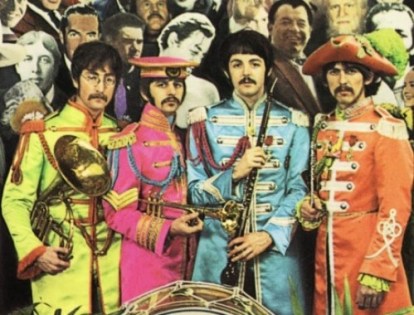 The Beatles en su etapa psicodélica. Extracto de la portada de Magical Misterty Tour