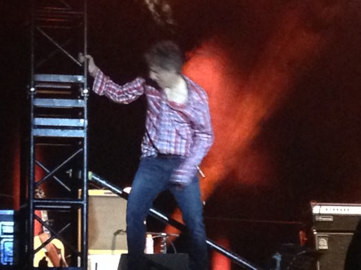 Anoche en el concierto, el momento en que Erentxun se sube al altavoz para sorprender al público