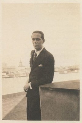 Luis Cernuda en una azotea de la Calle Mayor, Madrid, 1930