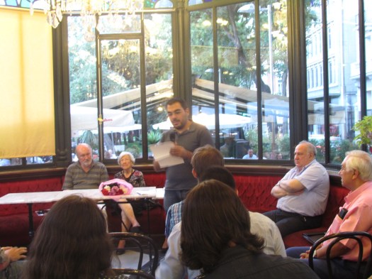 Óscar Sejas recitando