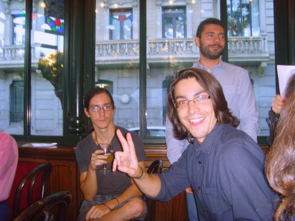 Momentos previos al acto. Los poetas Eric Sanabria y Fernando Antequera, y el hermano del primero, Jaime