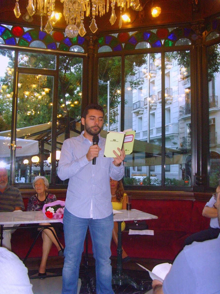 El poeta Fernando Antequera recitando