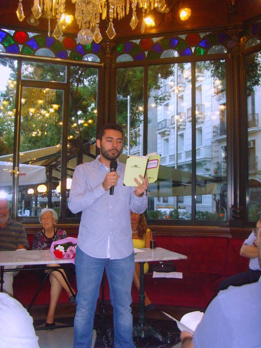 El poeta Fernando Antequera recitando