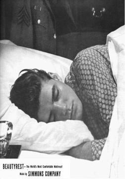 Guy Williams protagonizando un anuncio de colchones