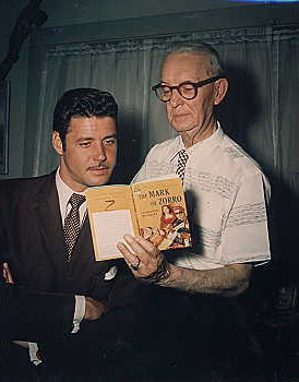 Guy Williams junto al creador del Zorro, Johnston McCulley