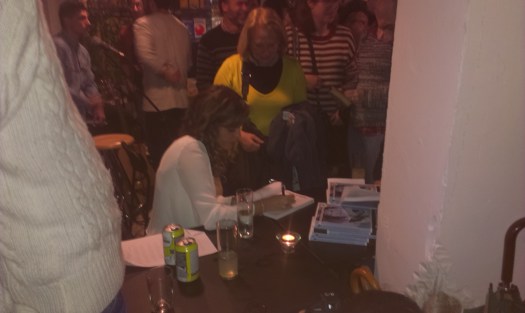 Marina Casado firmando ejemplares de su libro