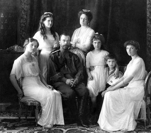 La familia Romanov: Olga, María, Nicolás, Alejandra, Anastasia, Alexéi y Tatiana