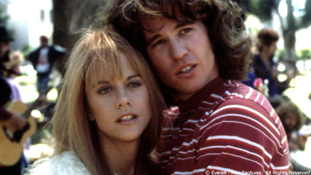 Meg Ryan y Val Kilmer como Pamela Courson y Jim Morrison