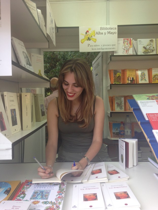 Firmando Los despertares en la Feria del Libro de Madrid 2015