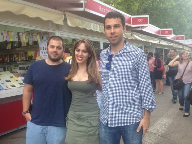 Firmando Los despertares en la Feria del Libro de Madrid 2015