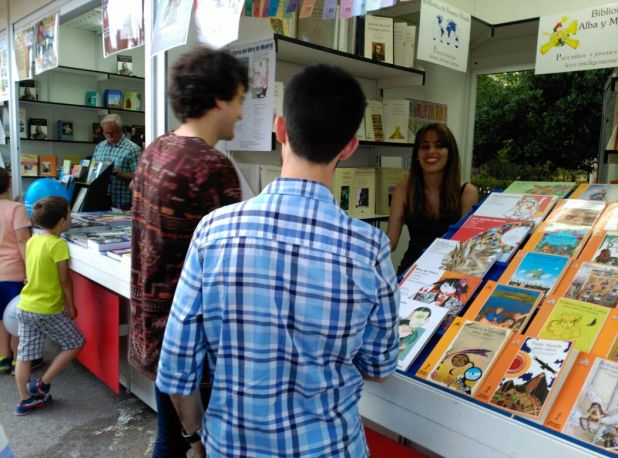 Firmando Los despertares en la Feria del Libro de Madrid 2015