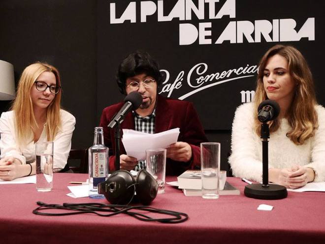 Recitando en el Café Comercial en 2014, con Déborah Alcaide y Leo Zelada