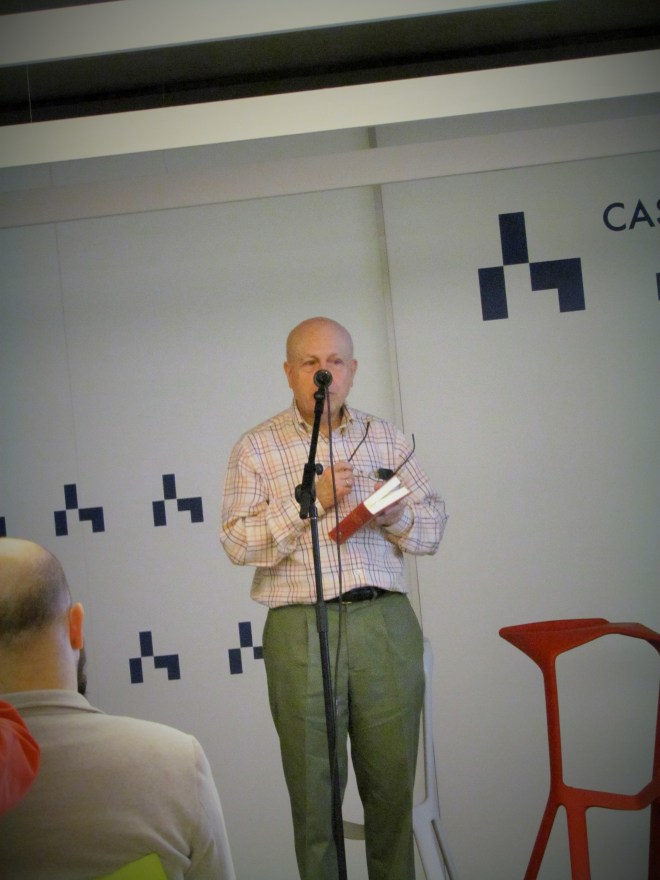 Javier Lostalé recitando un poema de Antonio Carvajal